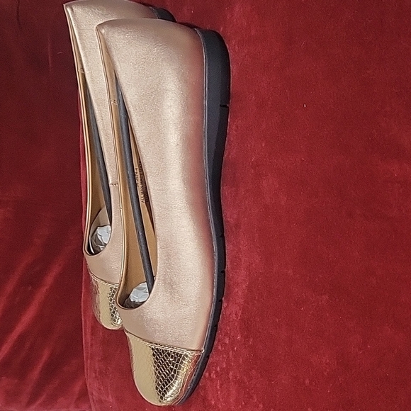 NWOT Comfortview in Gold Metalic - Picture 3 of 6